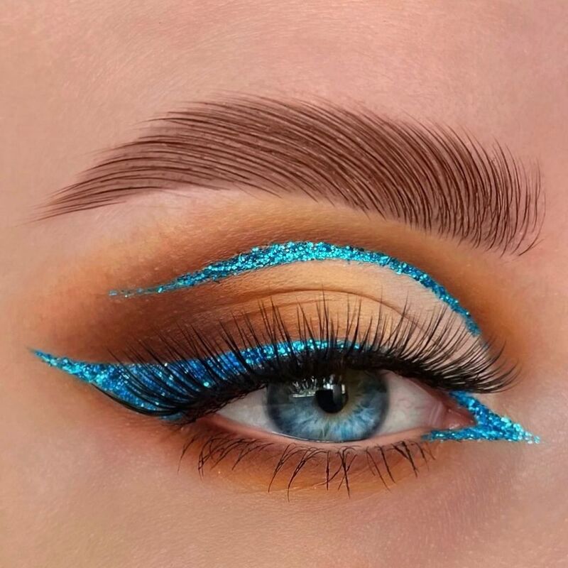 cliomakeup-tendenze-trucco-estate-2022-glitter-blu