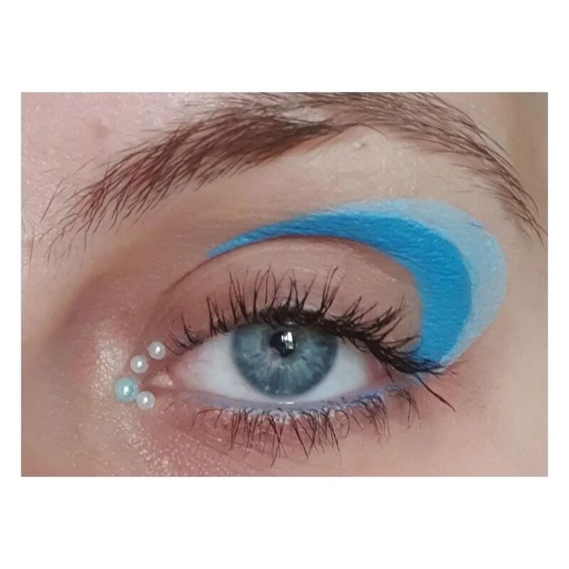 cliomakeup-tendenze-trucco-estate-2022-make-up-blu-onde