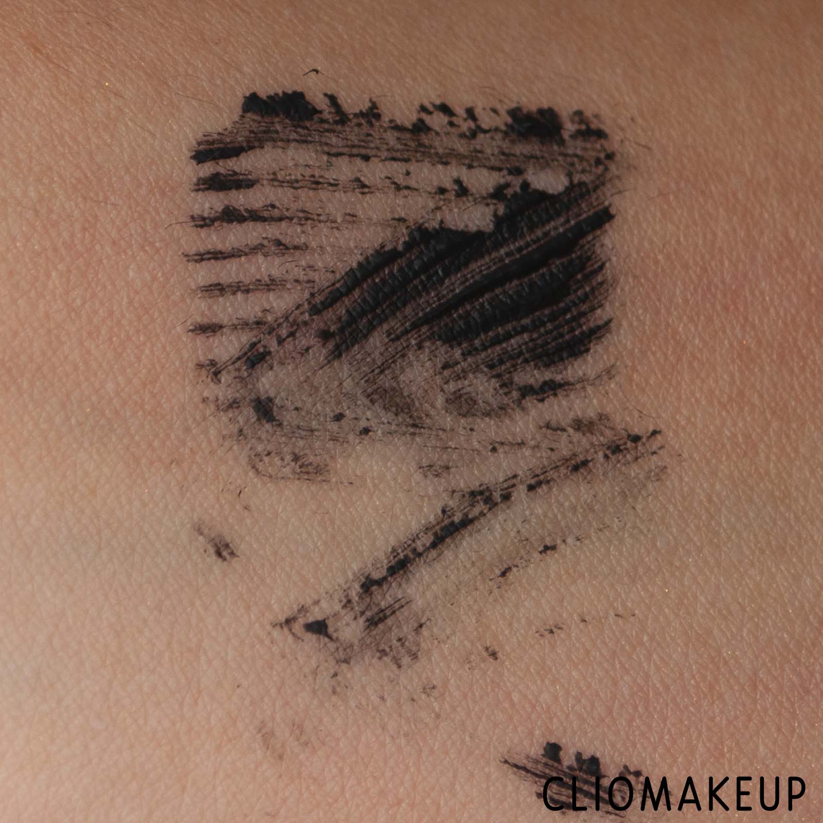 cliomakeup-recensione-mascara-kiko-blue-me-36h-lasting-e-volume-effect-mascara-7