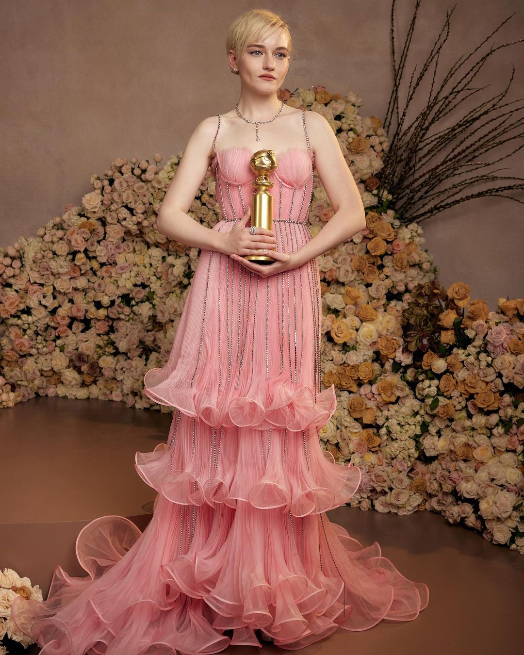 Cliomakeup-golden-globes-2023-look-julia-garner