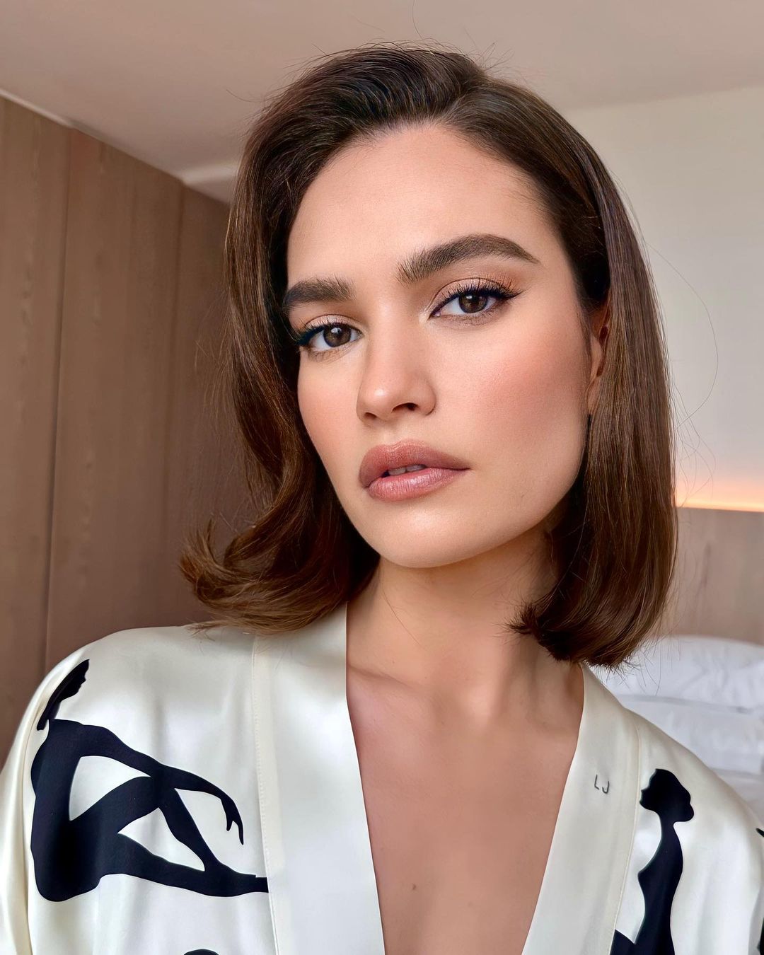 Cliomakeup-golden-globes-2023-look-lily-james