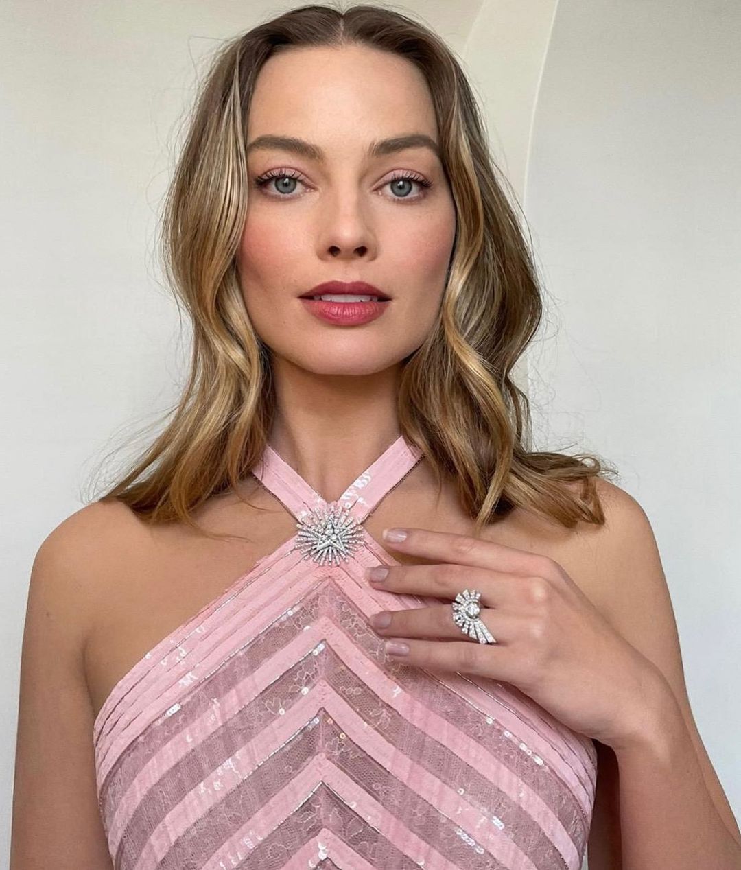 Cliomakeup-golden-globes-2023-look-margot-robbie