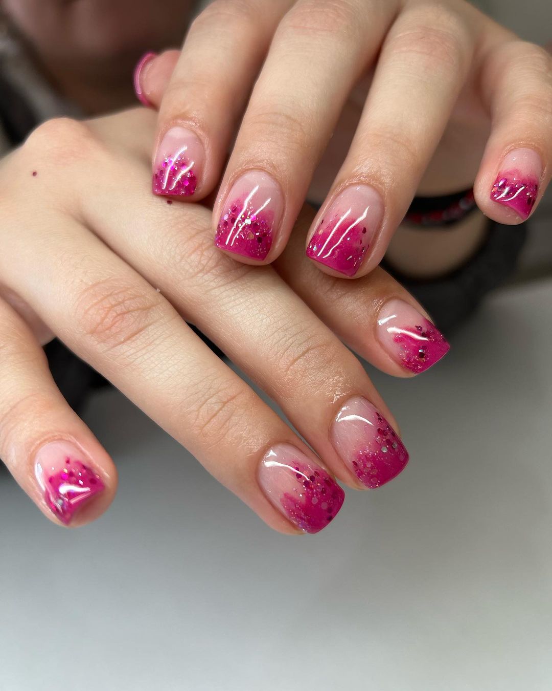 Cliomakeup-unghie-viva-magenta-french-manicure-glitter