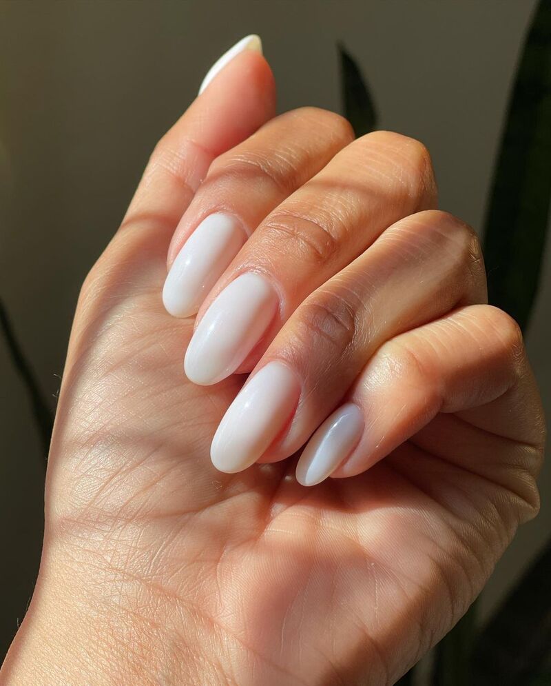 cliomakeup-milky-nails-2023-lunghe