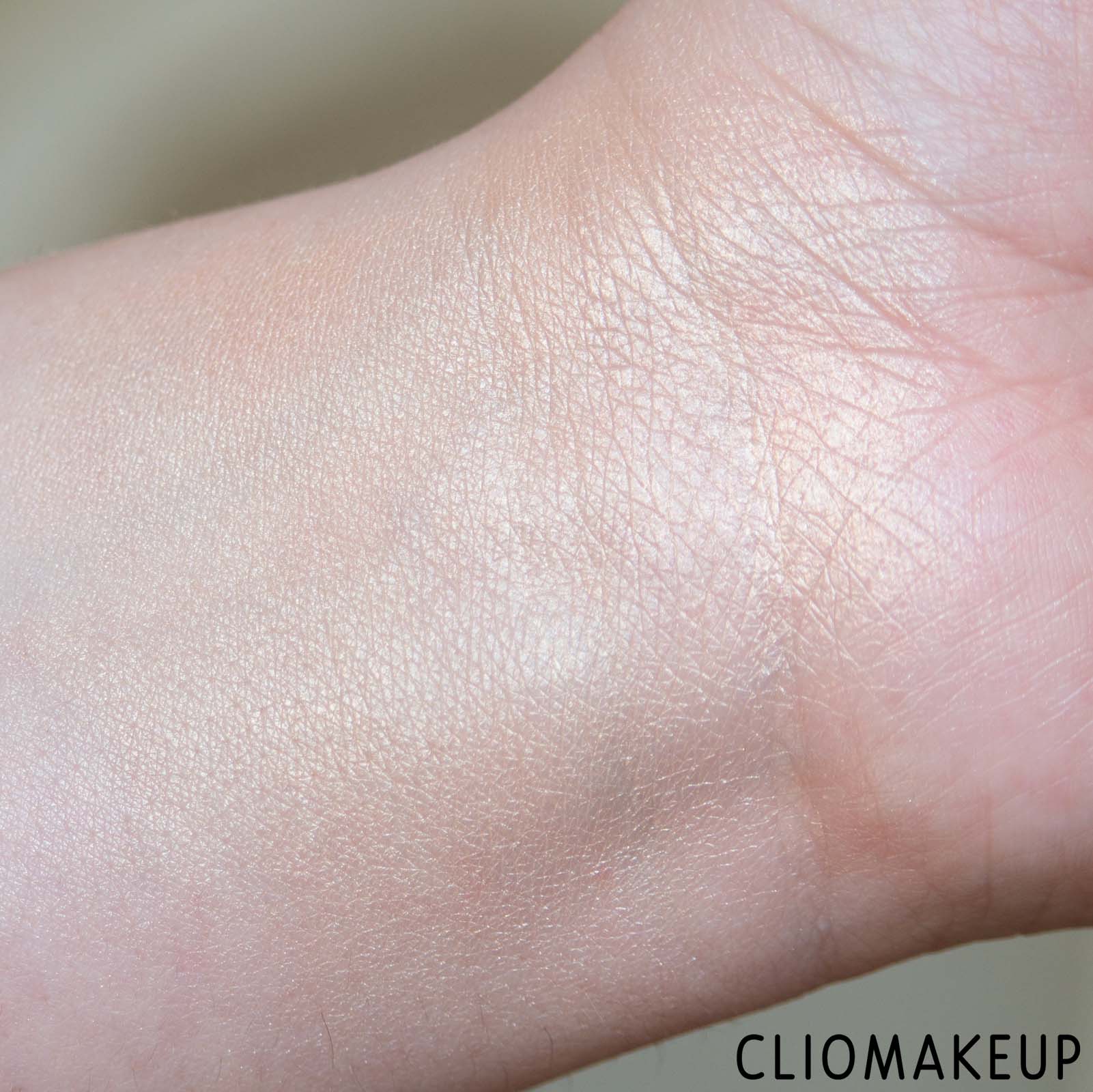 cliomakeup-recensione-illuminante-smashbox-x-becca-shimmering-skin-perfector-pressed-powder-8