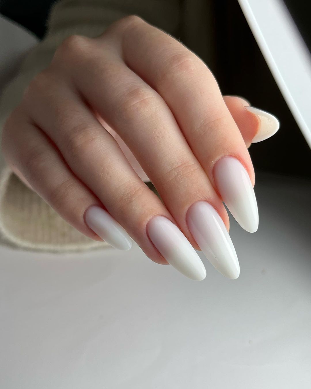 Cliomakeup-unghie-nude-2023-milky-nails-unghie-lunghe