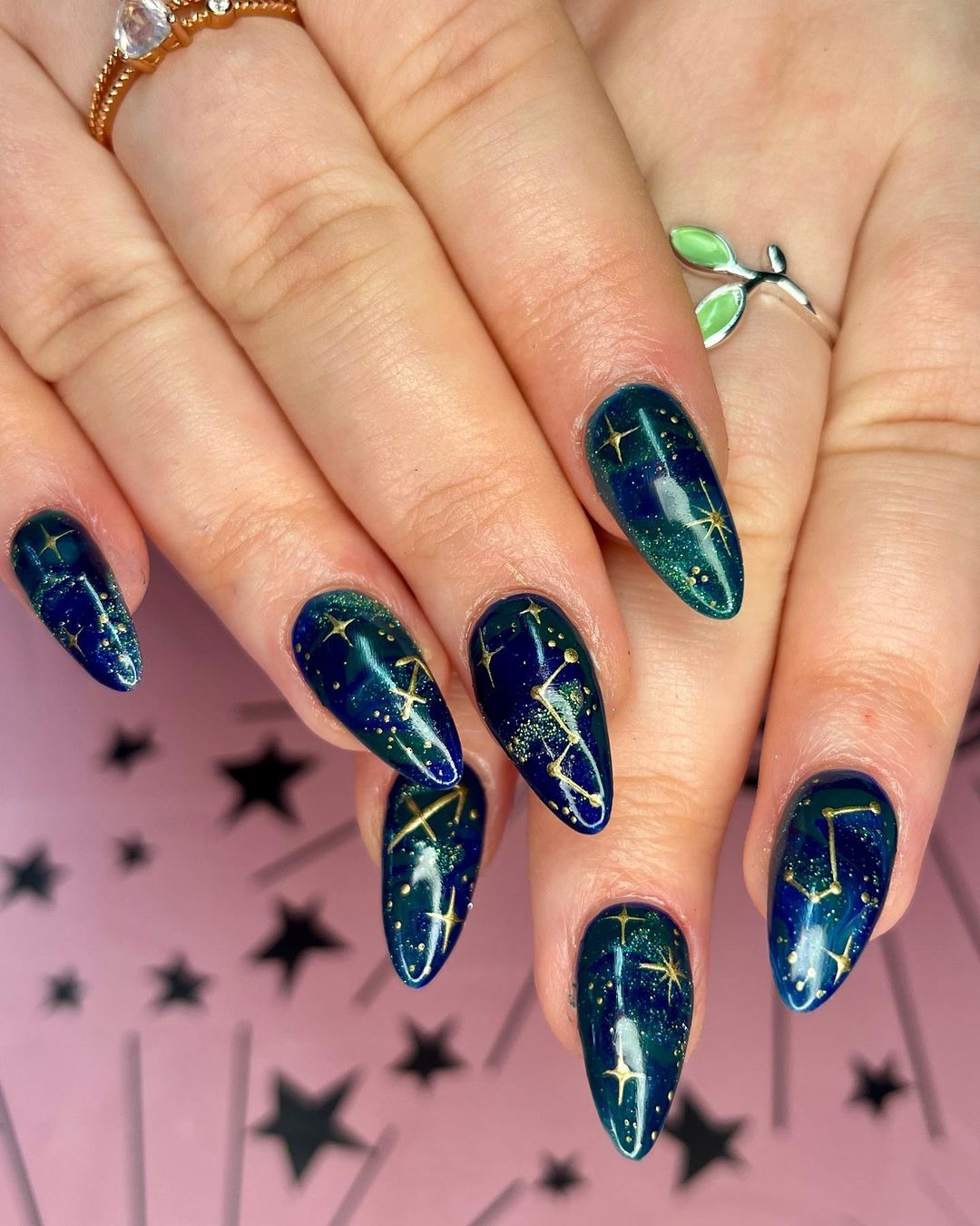 Cliomakeup-tendenze-unghie-primavera-2023-galaxy-nails-blu