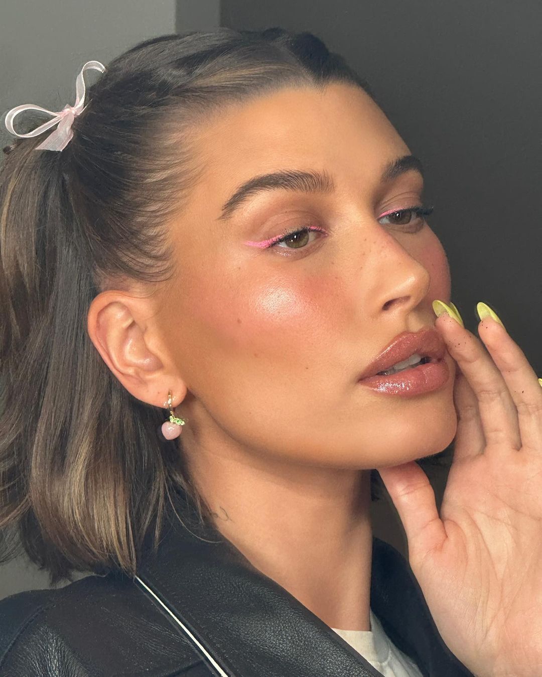 Cliomakeup-trucco-occhi-marroni-primavera-2023-hailey-bieber