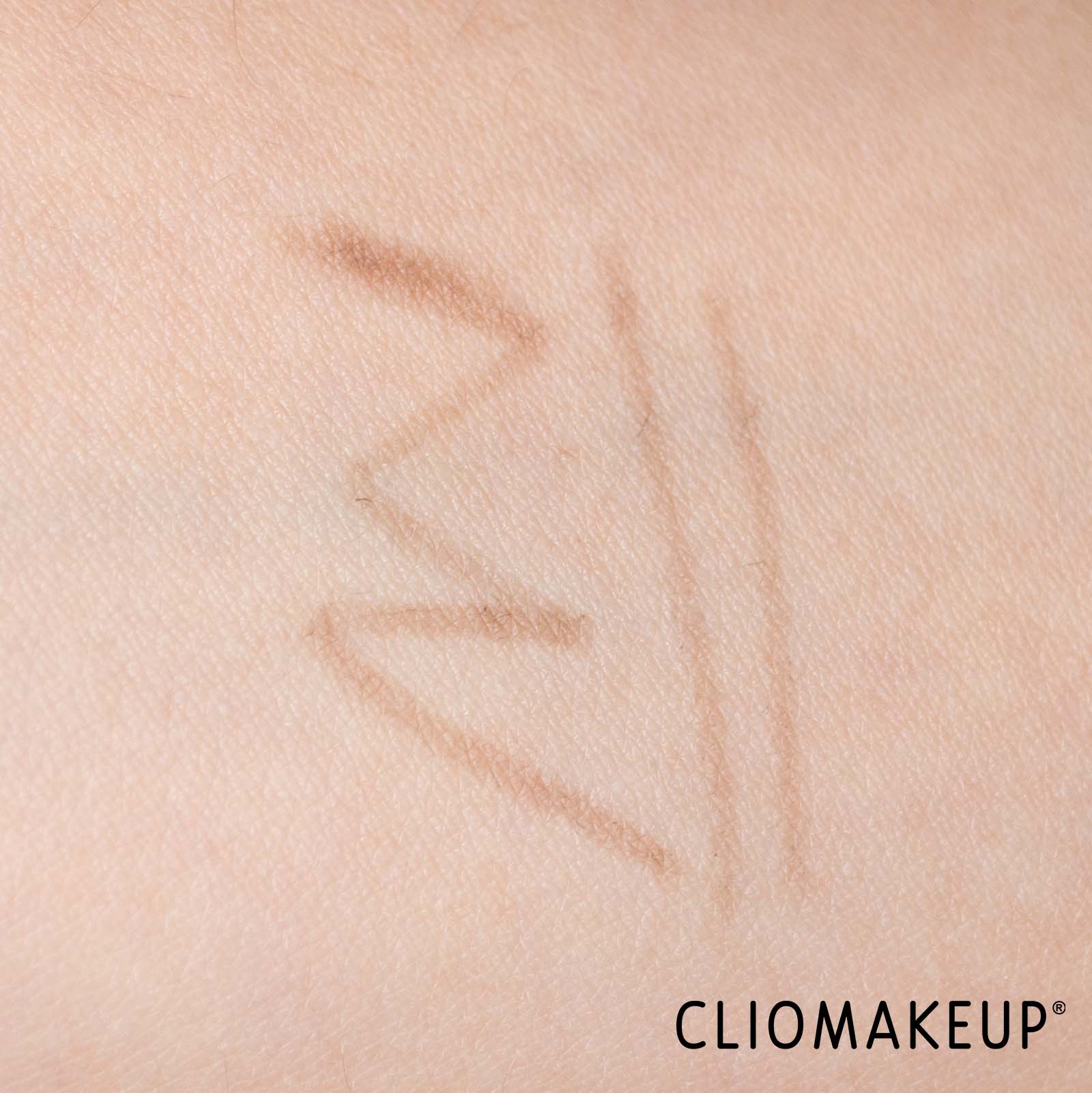 cliomakeup-recensione-matita-sopracciglia-haus-laboratories-the-edge-precision-brow-pencil-7