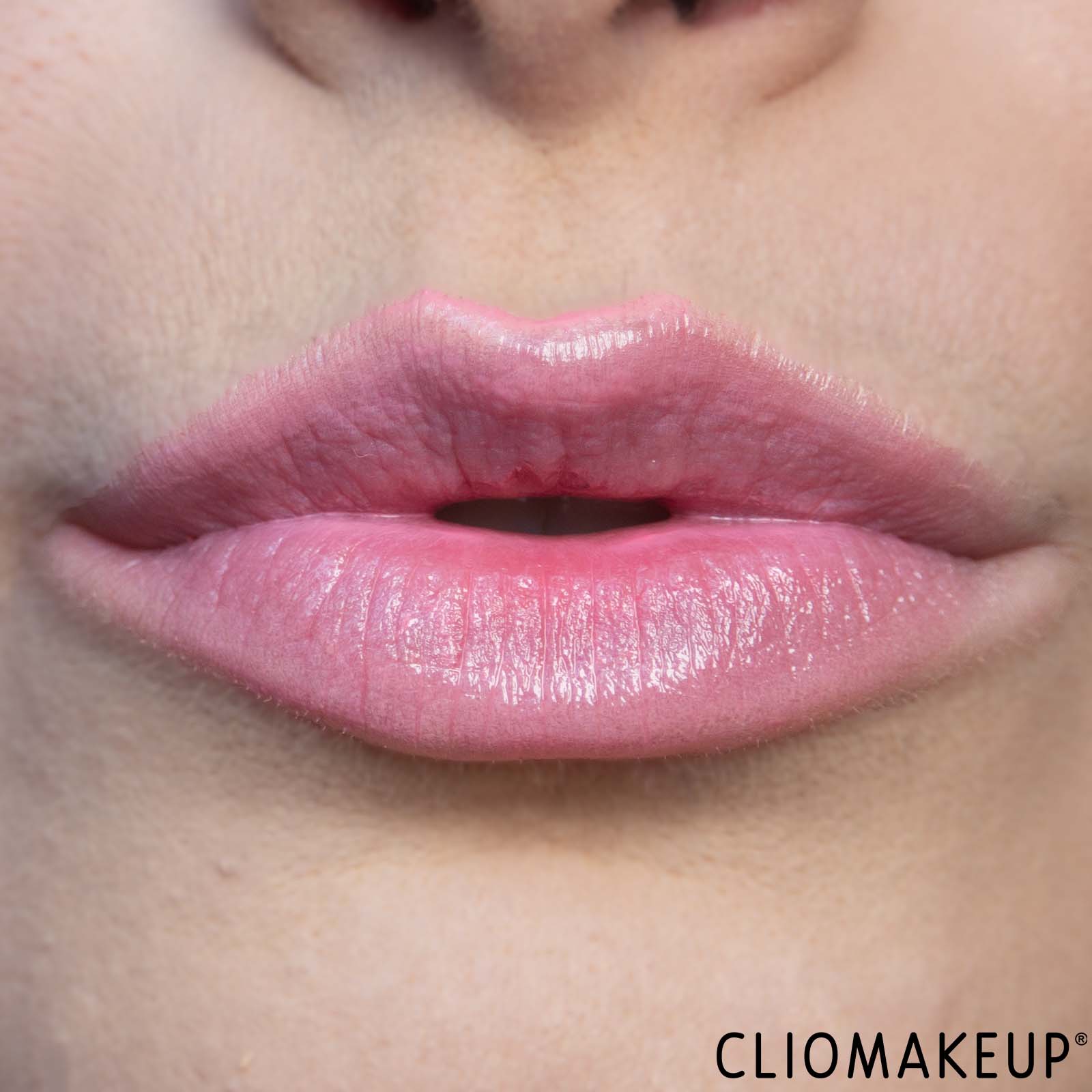 cliomakeup-recensione-balsamo-labbra-essence-bloomin-bright-lip-glow-stick-11