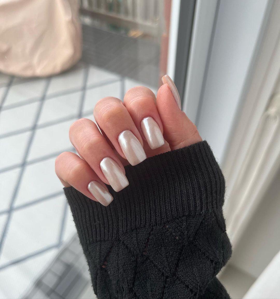 cliomakeup-vanilla-chrome-nails-3