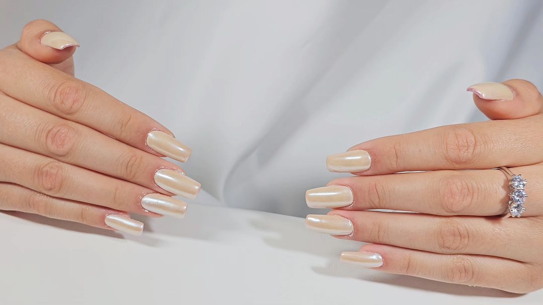 cliomakeup-vanilla-chrome-nails-4