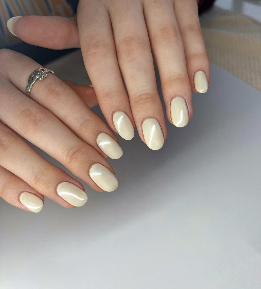 cliomakeup-vanilla-chrome-nails-8