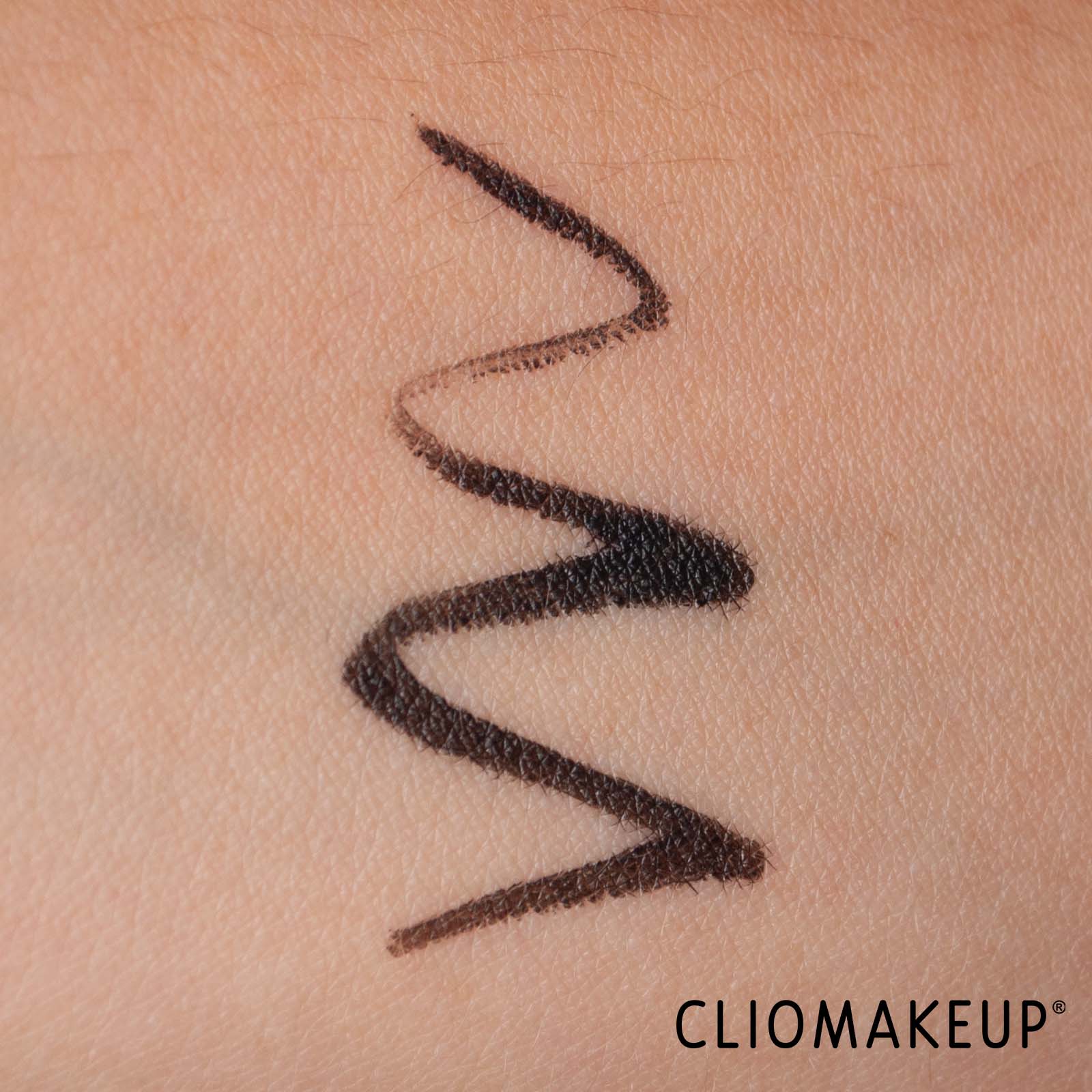 cliomakeup-recensione-eyeliner-wycon-graphic-effect-eyeliner-pen-7