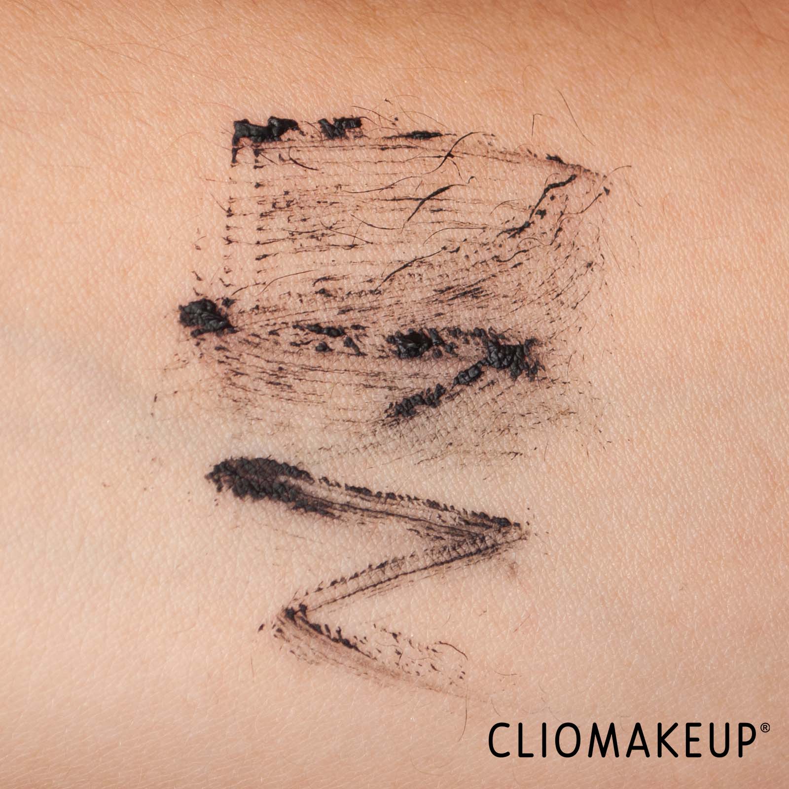 cliomakeup-recensione-mascara-huda-beauty-one-coat-wow!-extra-volumizing-and-lifting-mascara-7