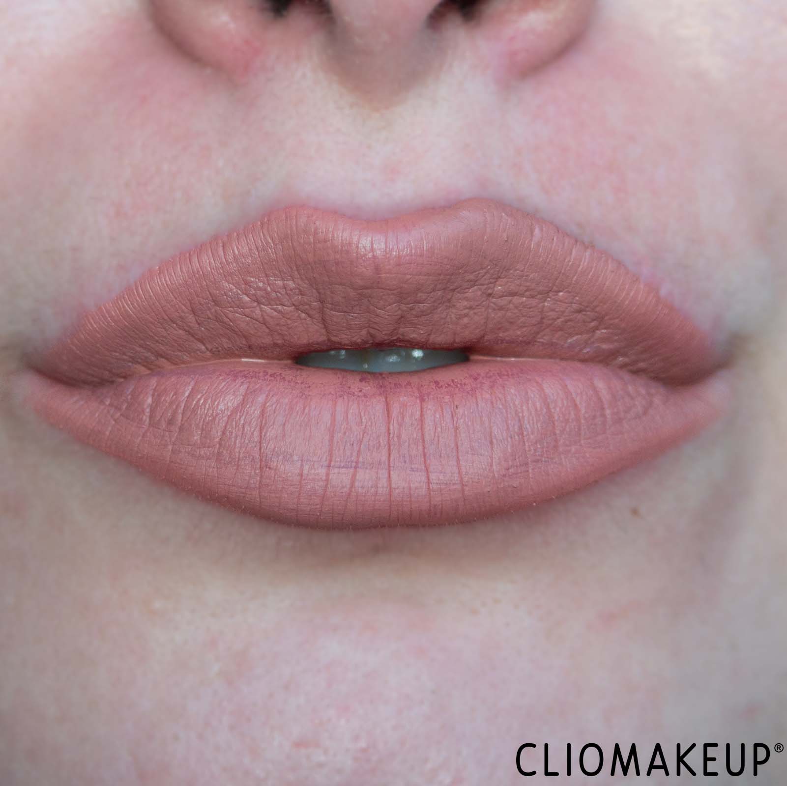 cliomakeup-recensione-rossetto-essence-8h-matte-liquid-lipstick-10