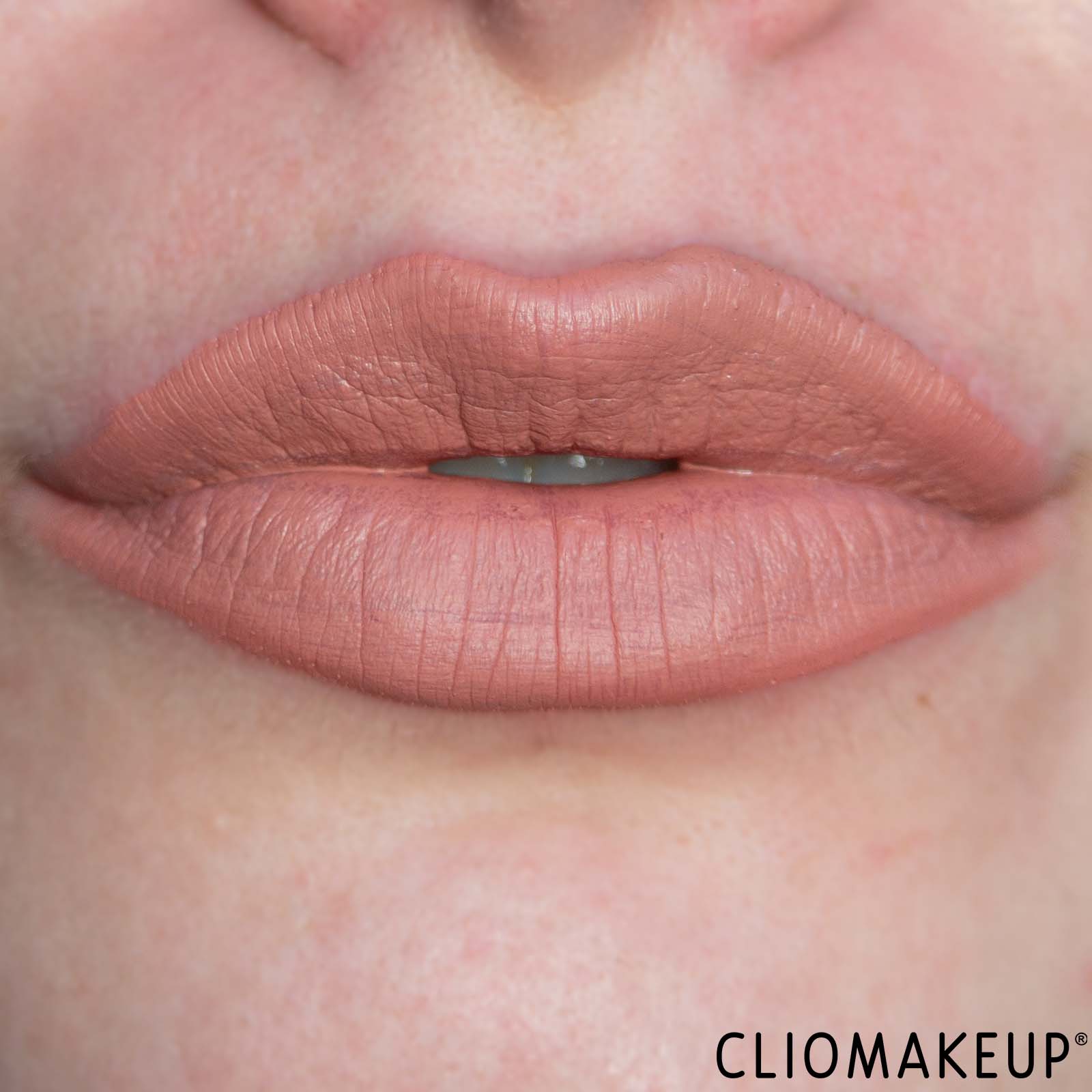 cliomakeup-recensione-rossetto-essence-8h-matte-liquid-lipstick-11