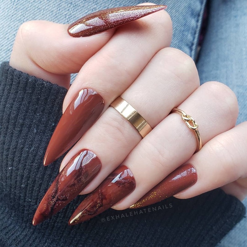 cliomakeup-cinnamon-nails-autunno-2023-unghie-stiletto