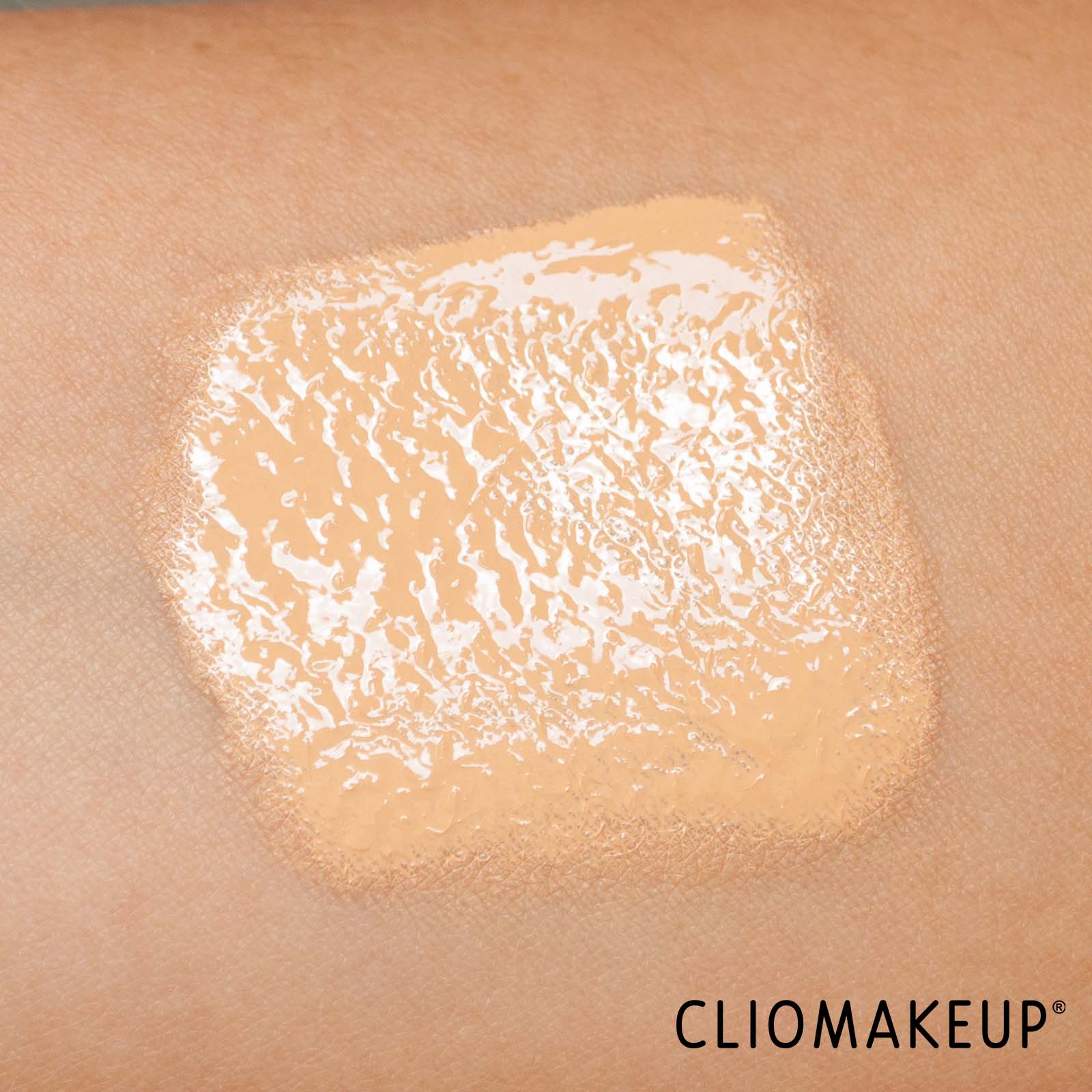 cliomakeup-recensione-fondotinta-kiko-insta-moisture-glow-foundation-6