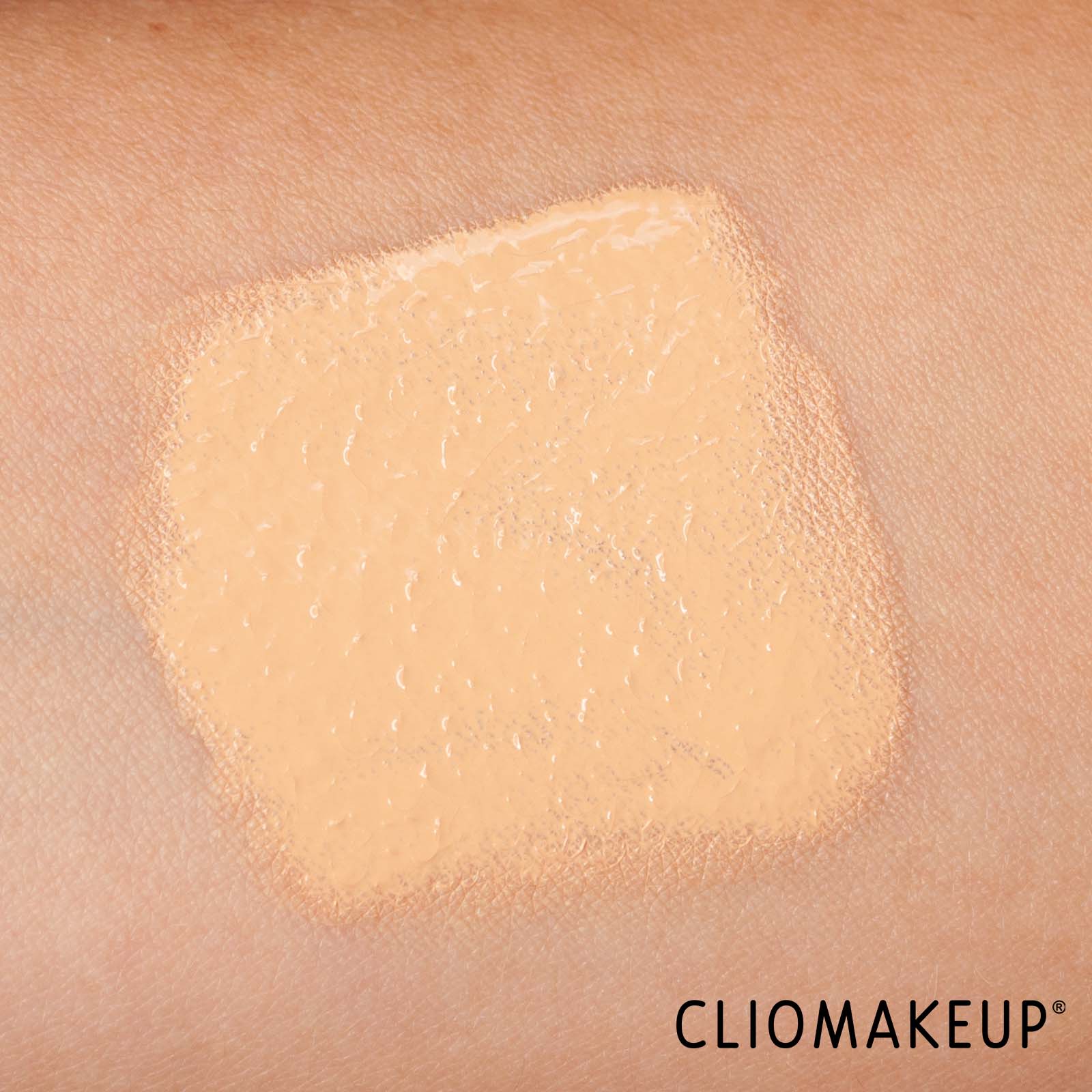 cliomakeup-recensione-fondotinta-kiko-insta-moisture-glow-foundation-7