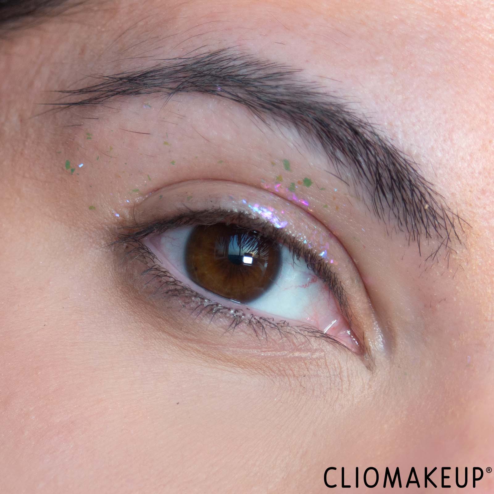 cliomakeup-recensione-ombretto-essence-multichrome-flakes-eyeshadow-topper-10