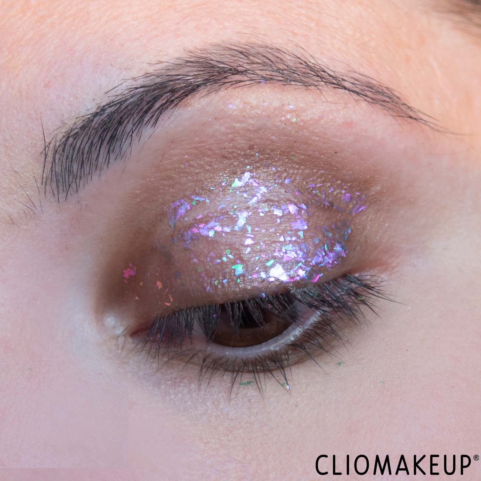 cliomakeup-recensione-ombretto-essence-multichrome-flakes-eyeshadow-topper-11