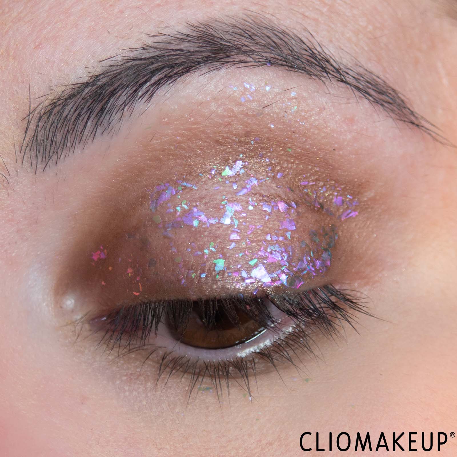 cliomakeup-recensione-ombretto-essence-multichrome-flakes-eyeshadow-topper-12