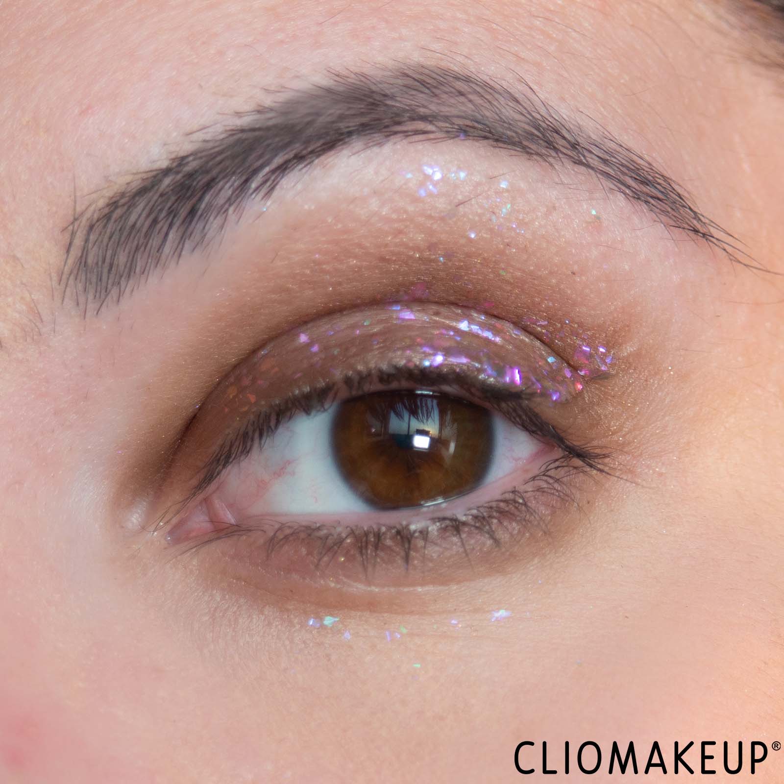 cliomakeup-recensione-ombretto-essence-multichrome-flakes-eyeshadow-topper-13