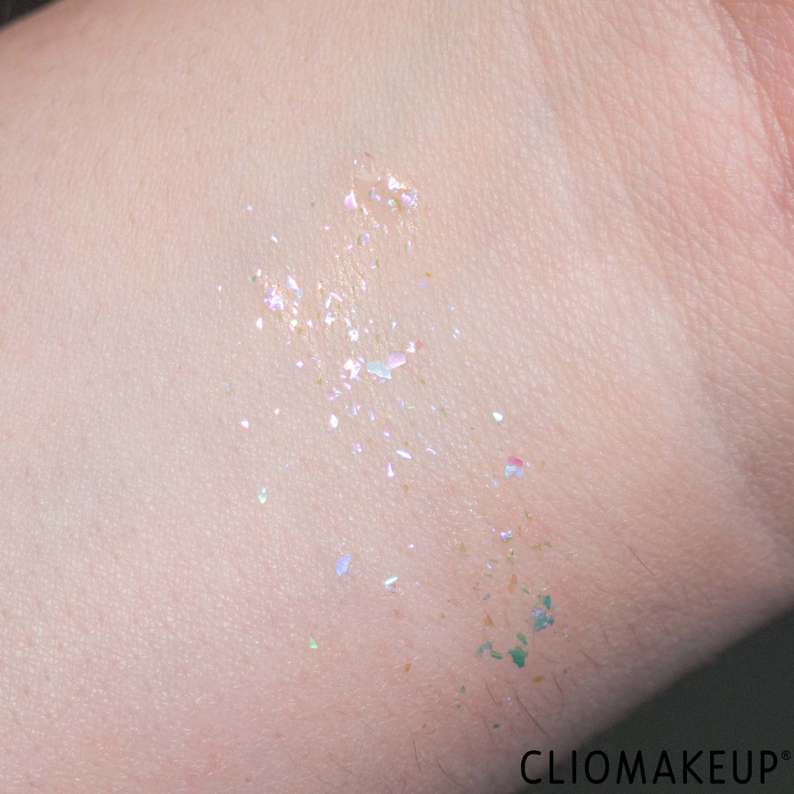 cliomakeup-recensione-ombretto-essence-multichrome-flakes-eyeshadow-topper-6