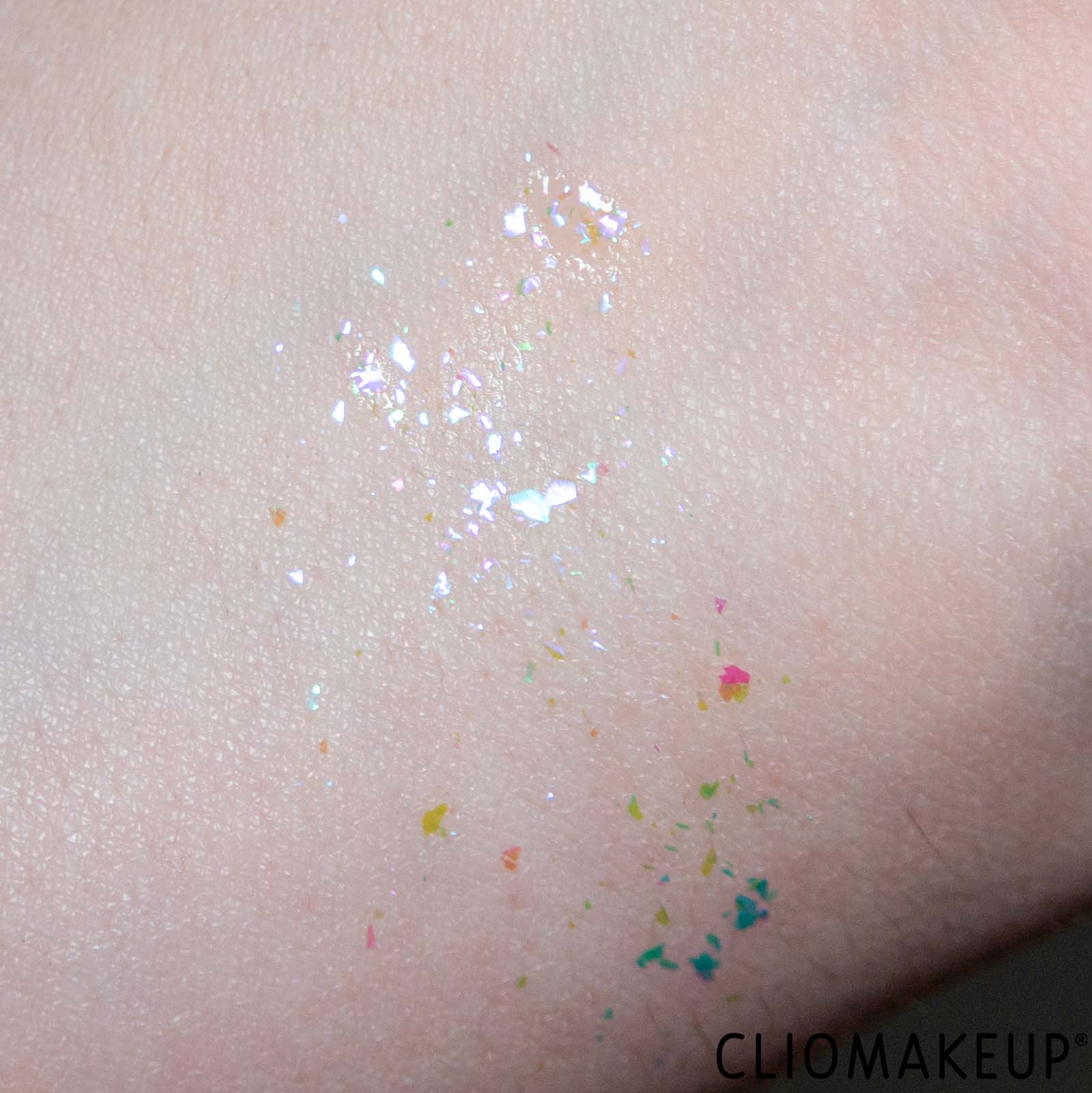 cliomakeup-recensione-ombretto-essence-multichrome-flakes-eyeshadow-topper-7