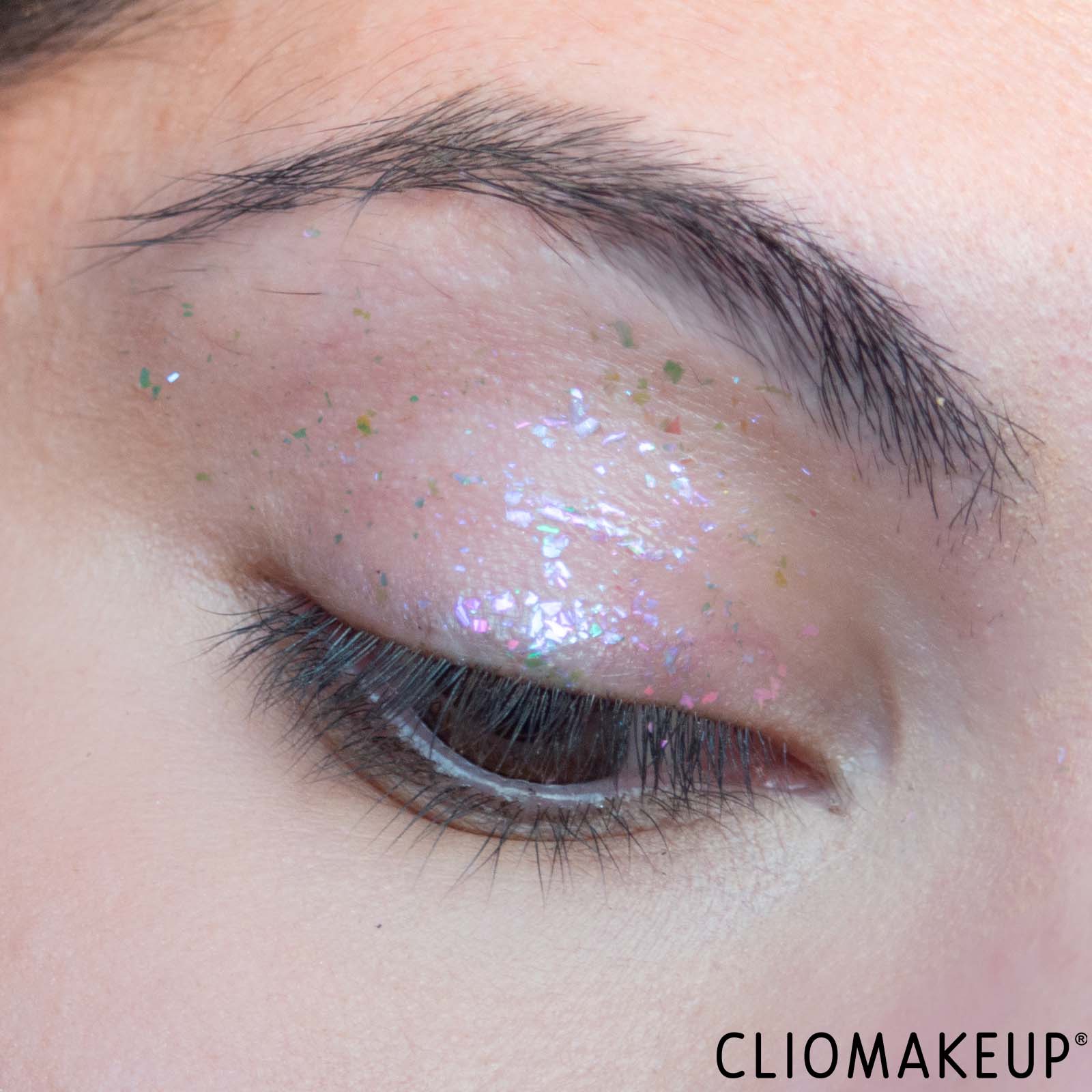 cliomakeup-recensione-ombretto-essence-multichrome-flakes-eyeshadow-topper-8