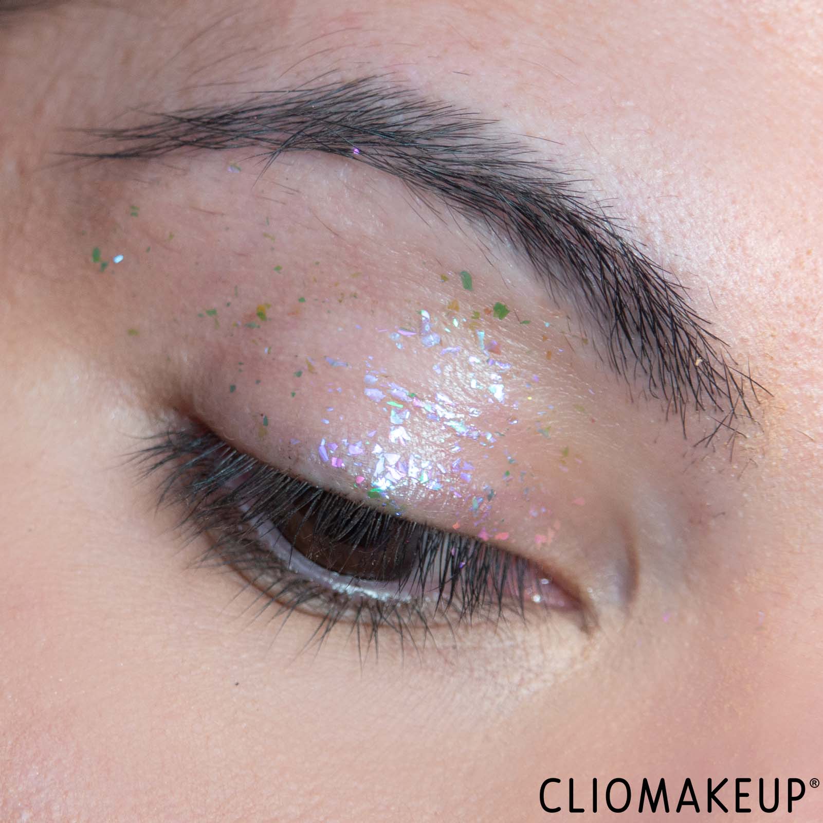 cliomakeup-recensione-ombretto-essence-multichrome-flakes-eyeshadow-topper-9