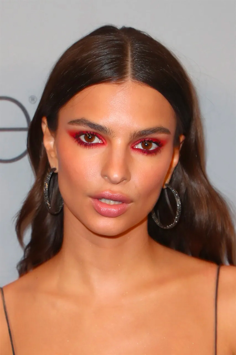 cliomakeup-ombretto-rosso-come-si-usa-emrata