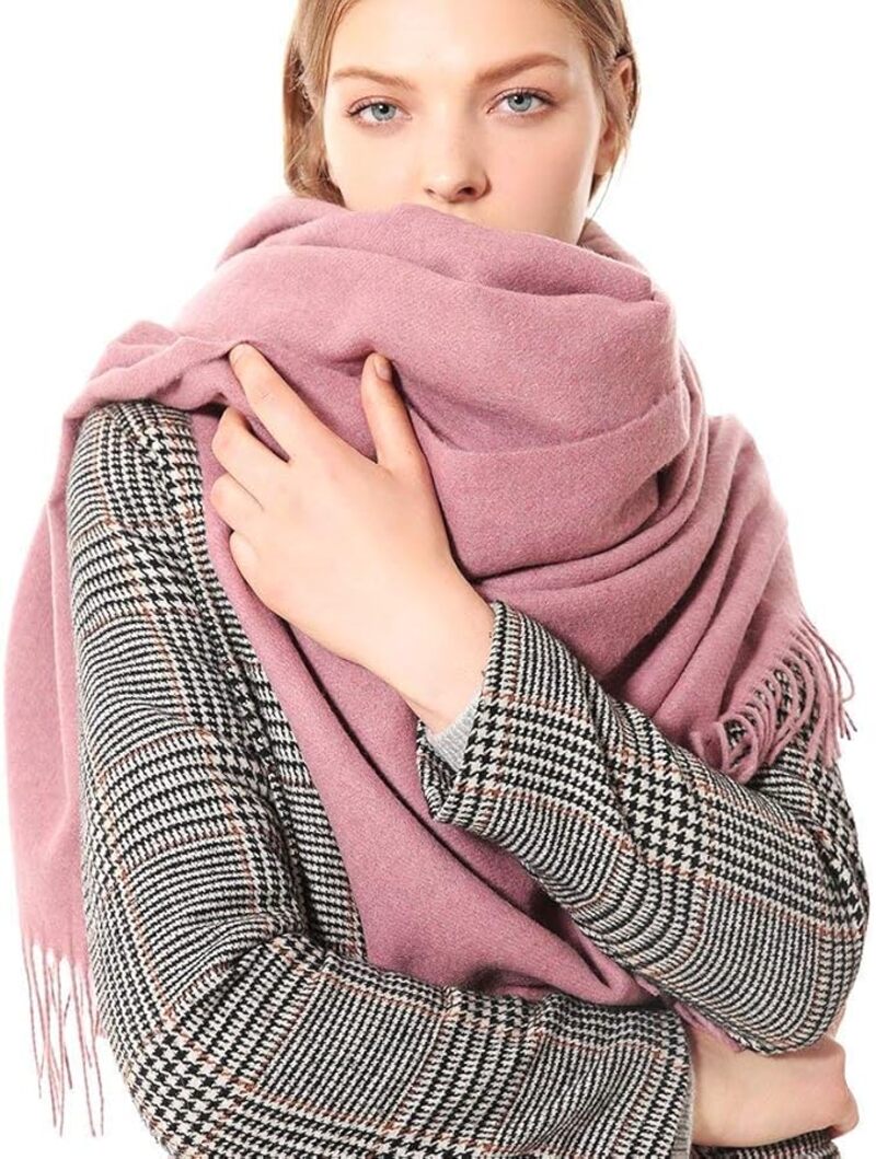 come-indossare-sciarpa-cashmere-rosa