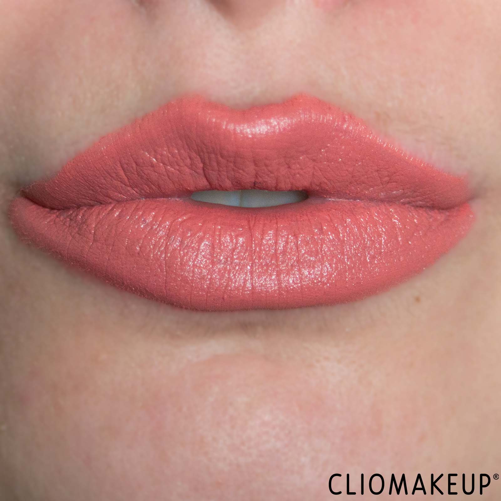 cliomakeup-recensione-rossetti-revolution-x-emily-in-paris-just-a-kiss-cream-lipstick-10