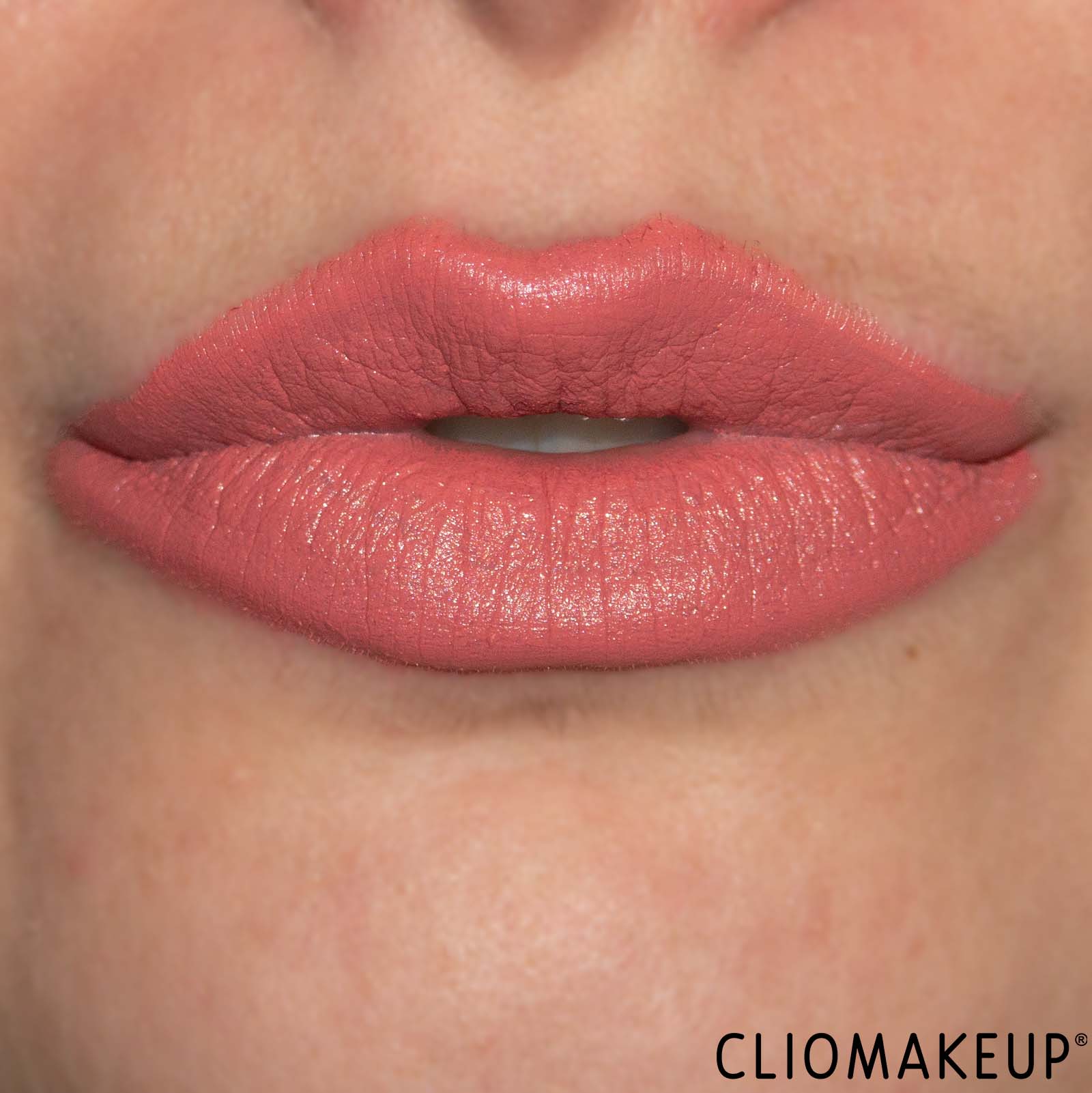 cliomakeup-recensione-rossetti-revolution-x-emily-in-paris-just-a-kiss-cream-lipstick-11