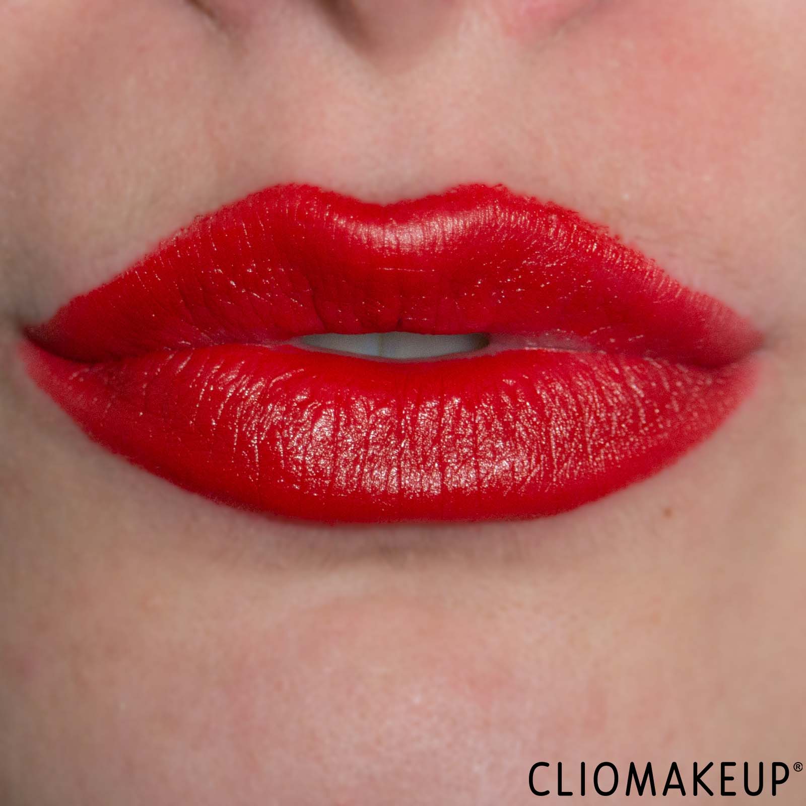 cliomakeup-recensione-rossetti-revolution-x-emily-in-paris-just-a-kiss-cream-lipstick-12