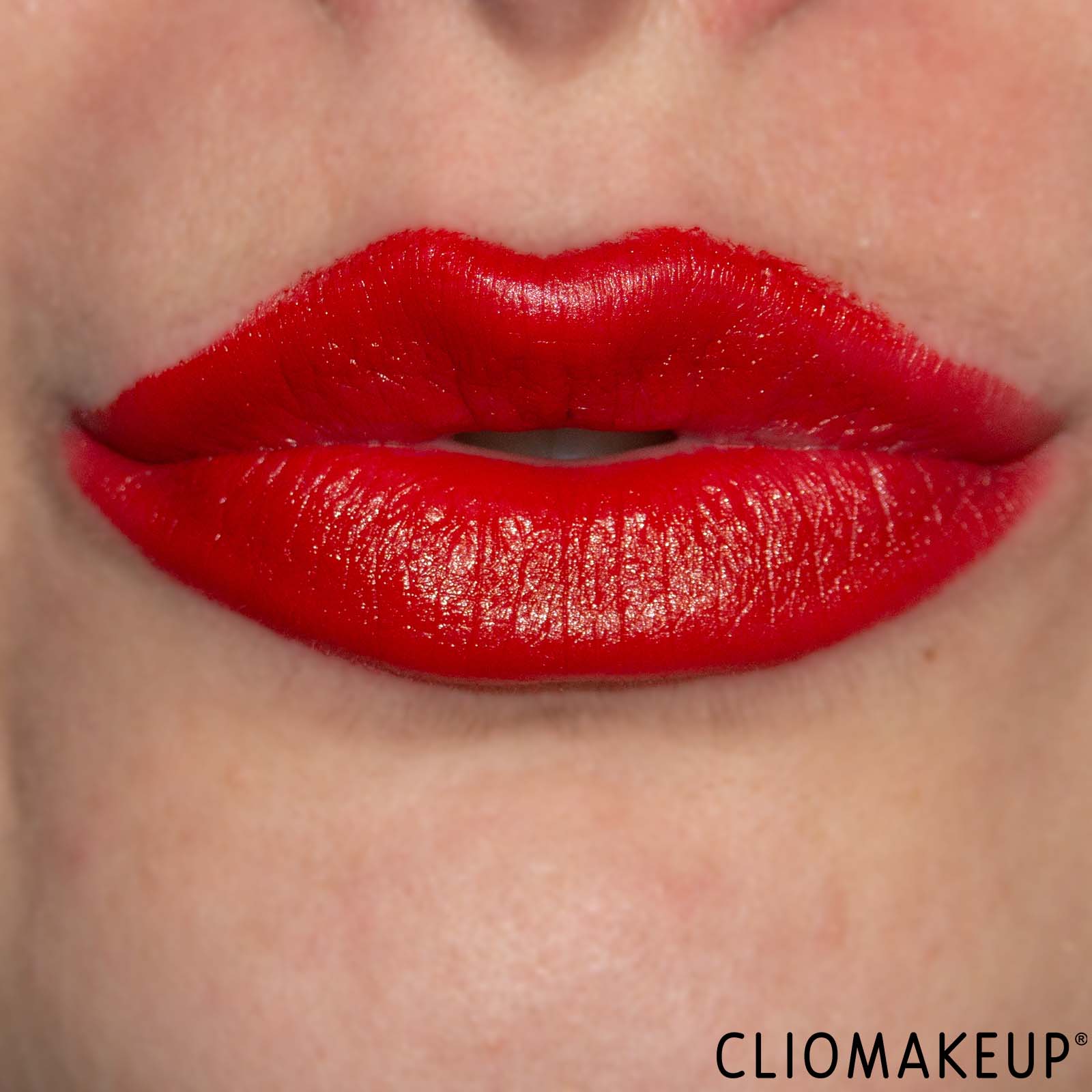 cliomakeup-recensione-rossetti-revolution-x-emily-in-paris-just-a-kiss-cream-lipstick-13