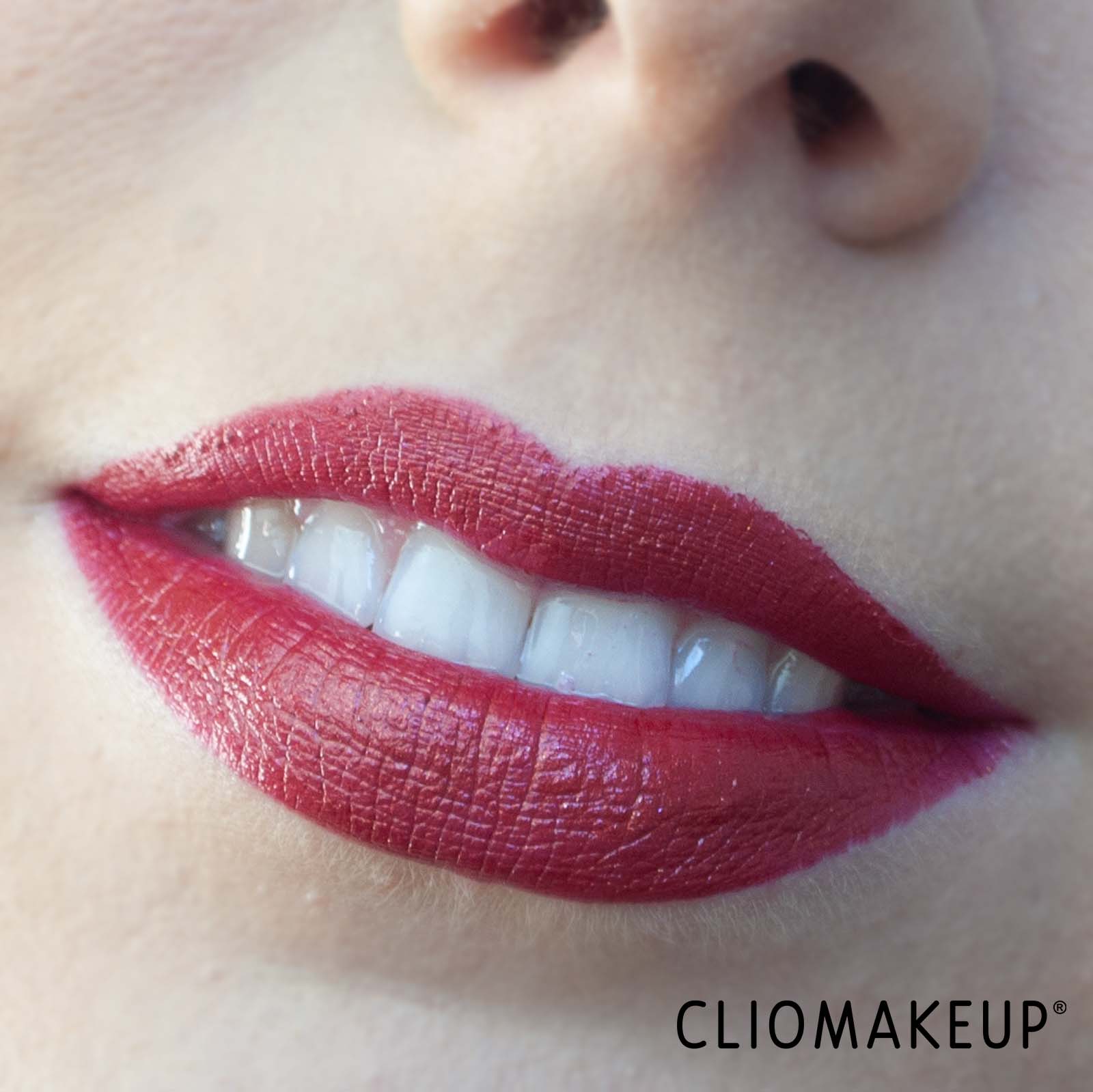 cliomakeup-recensione-rossetto-kiko-holiday-premiere-sparkling-lipstick-10