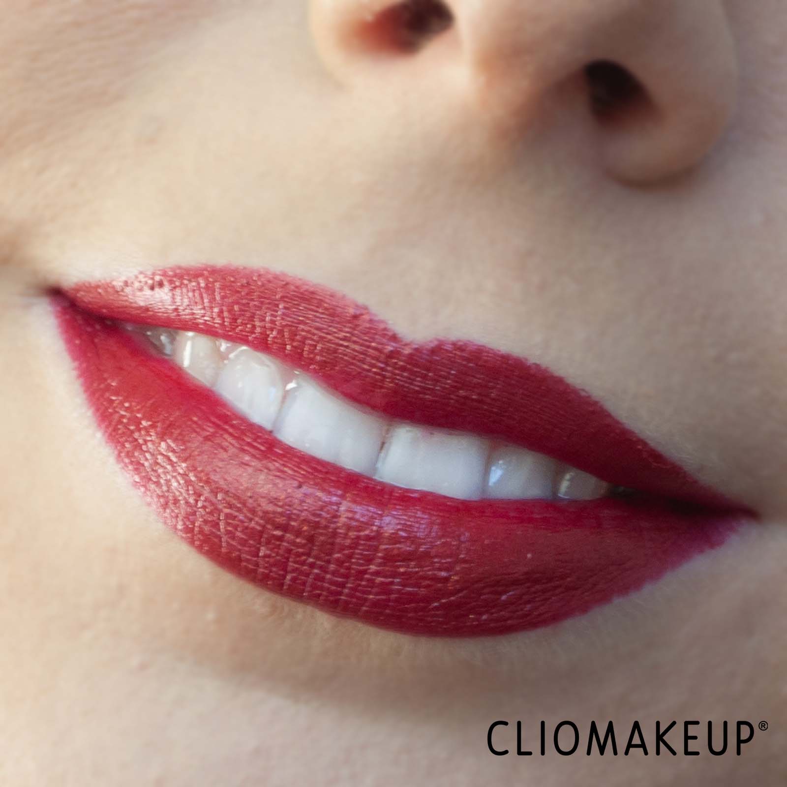 cliomakeup-recensione-rossetto-kiko-holiday-premiere-sparkling-lipstick-11