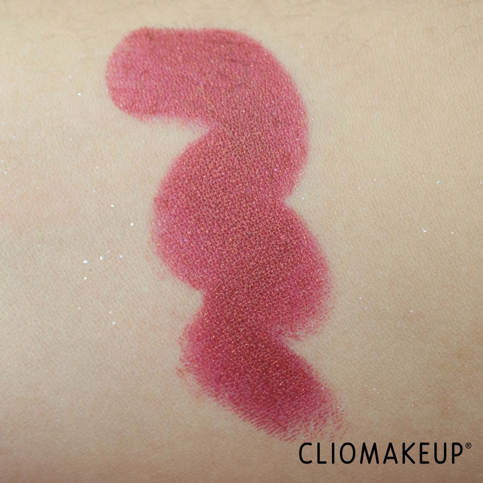 cliomakeup-recensione-rossetto-kiko-holiday-premiere-sparkling-lipstick-6