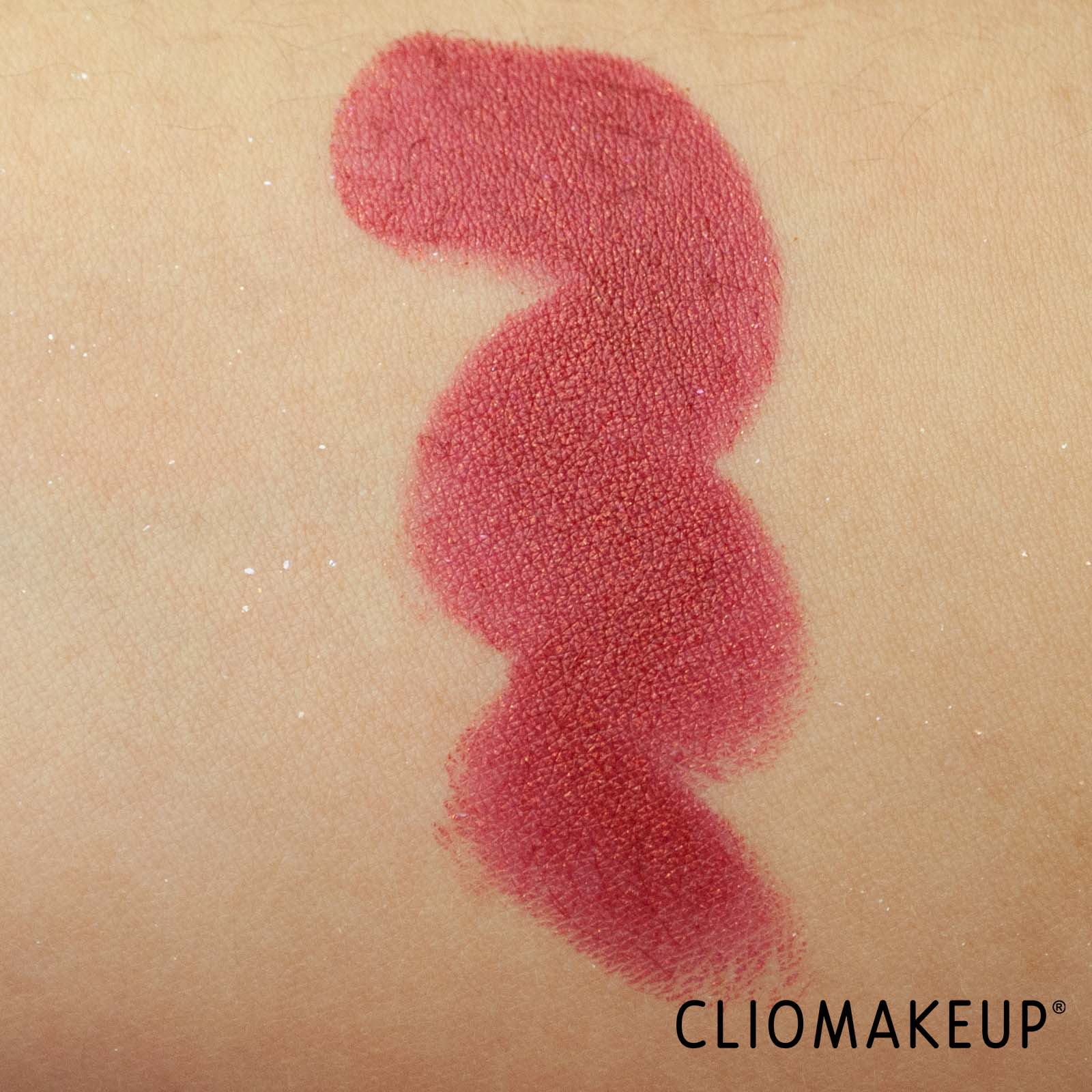 cliomakeup-recensione-rossetto-kiko-holiday-premiere-sparkling-lipstick-7