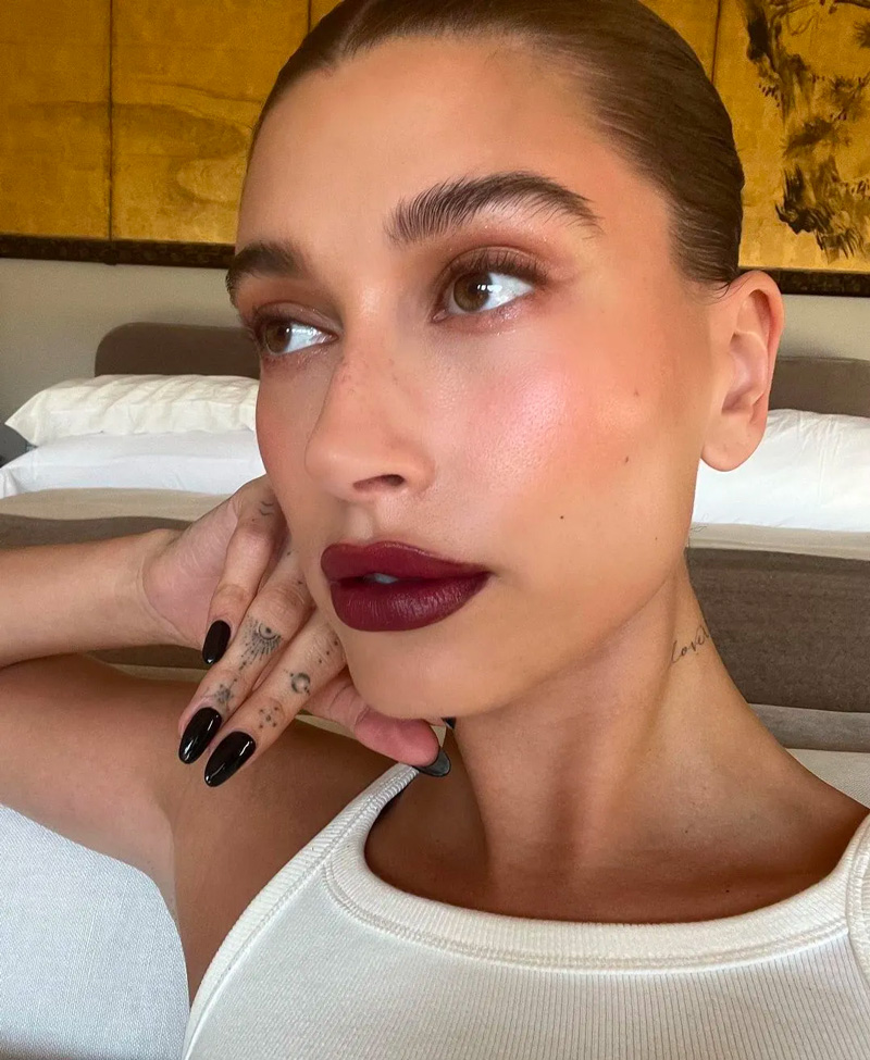 cliomakeup-red-wine-make-up-hailey-bieber