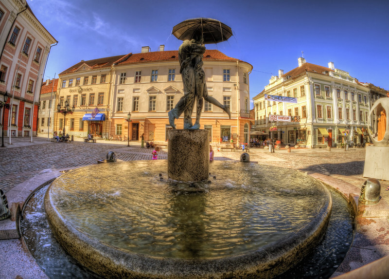 cliomakeup-viaggi-2024-kissing-fountain-tartu