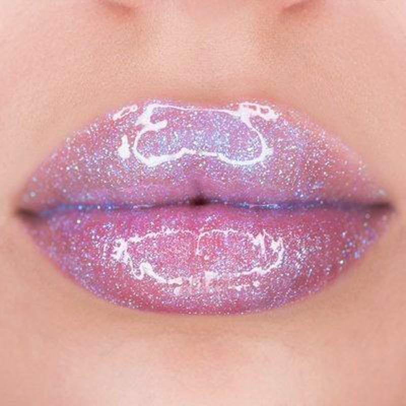 cliomakeup-tendenze-make-up-primavera-2024-make-up-labbra-gloss-glitter