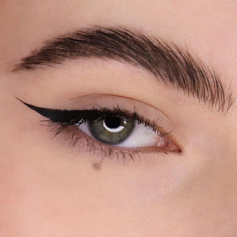 cliomakeup-cat-eyeliner-occhio-incappucciato-risultato-finale