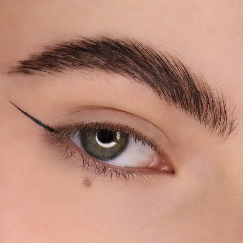 cliomakeup-cat-eyeliner-occhio-incappucciato-stesura-eyeliner