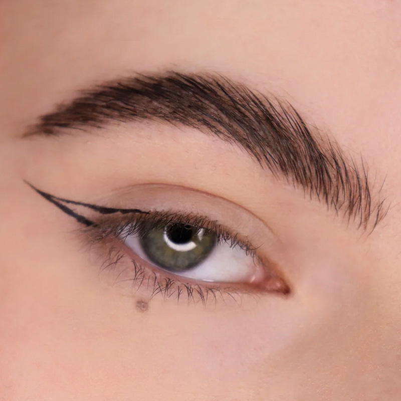 cliomakeup-cat-eyeliner-occhio-incappucciato-tracciare-la-codina