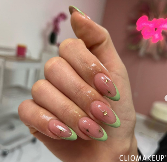 Cliomakeup-Matcha-Nails-2024-la-tendenza-colore-tè-decorazioni-dorate