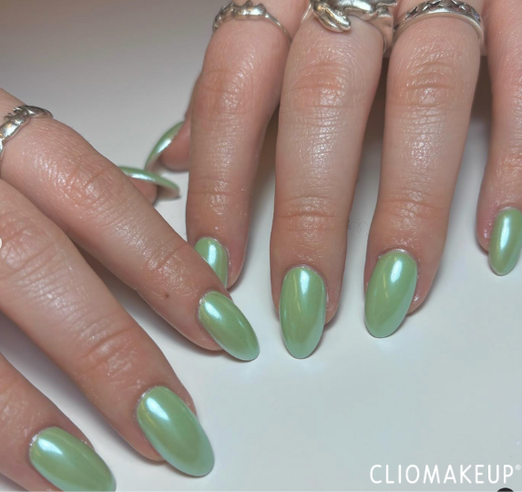 Cliomakeup-Matcha-Nails-2024-la-tendenza-colore-tè-specchiato